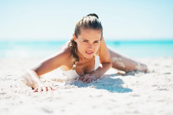 Jonge vrouw die zich voordeed op strand — Stockfoto