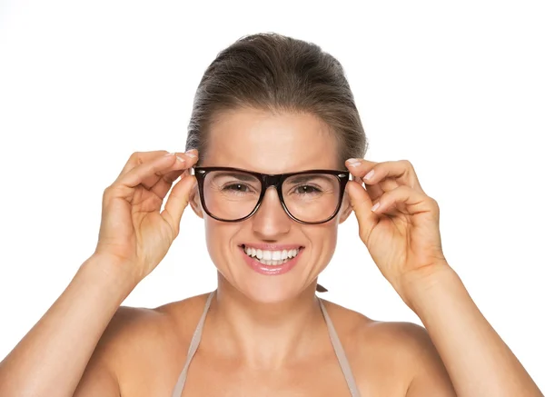 Porträtt av leende ung kvinna i glasögon — Stockfoto