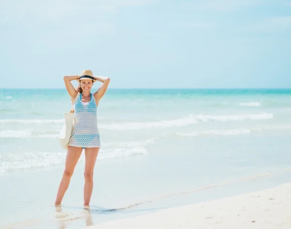 Jonge vrouw permanent op strand — Stockfoto