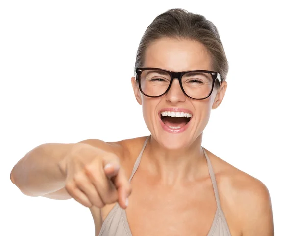 Gelukkig jonge vrouw in brillen wijzen in de camera — Stockfoto