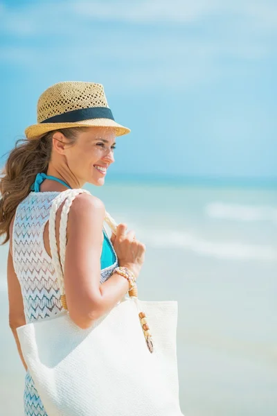 Gelukkig jonge vrouw met hoed en tas aan kust op zoek naar Verdi — Stockfoto