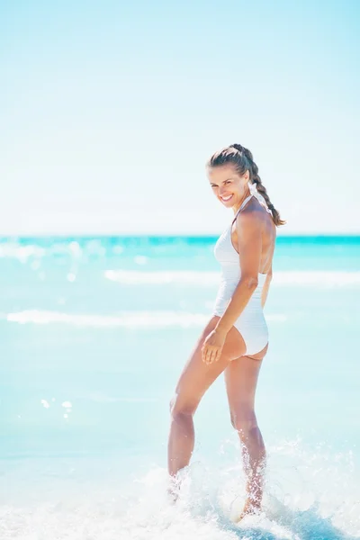 Retrato de comprimento total da jovem mulher feliz andando no mar — Fotografia de Stock