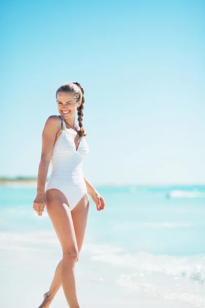 Retrato de la joven feliz en la costa del mar — Foto de Stock