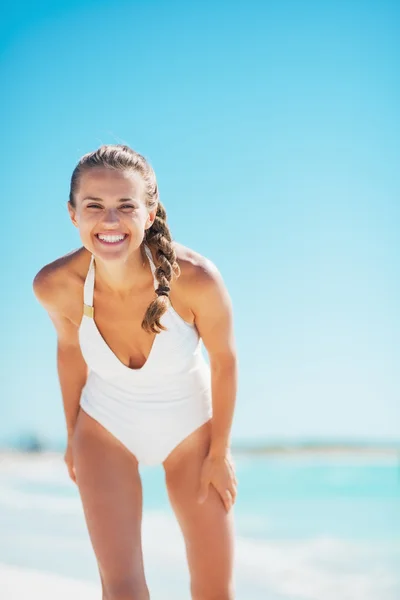 Retrato de uma jovem sorridente à beira-mar — Fotografia de Stock