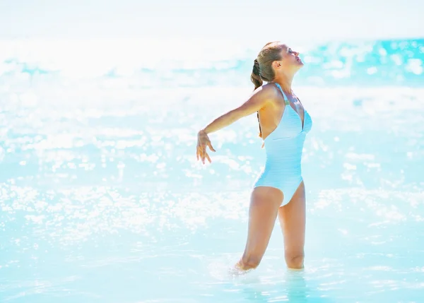Šťastná mladá žena stojící v moři a radosti — Stock fotografie