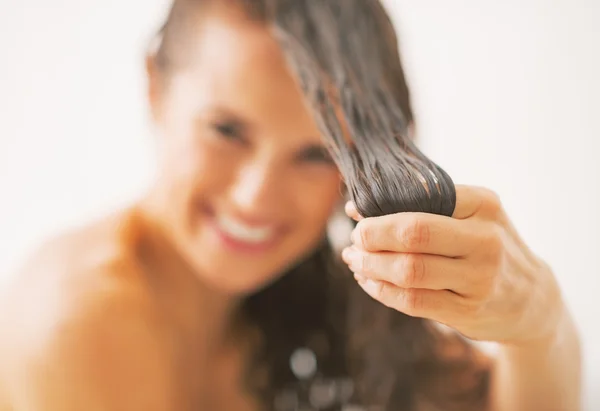 Primer plano de la mujer joven mostrando el pelo — Foto de Stock