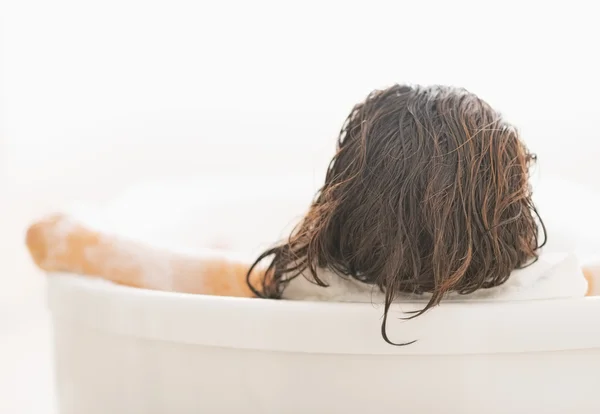 Junge Frau entspannt sich in Badewanne — Stockfoto