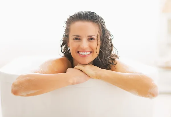 Porträt einer lächelnden jungen Frau in der Badewanne — Stockfoto
