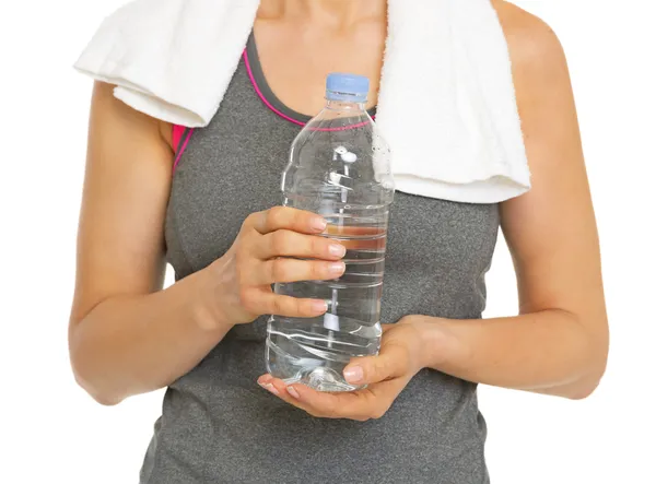 Primo piano sulla fitness giovane donna con bottiglia d'acqua — Foto Stock