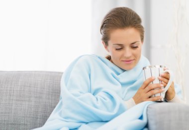 sıcak içecek fincan grip olan kadın