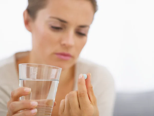 Nahaufnahme über junge Hausfrau, die Pillen isst — Stockfoto