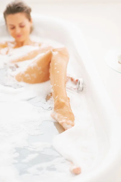 Närbild på ung kvinna avkopplande i badkar — Stockfoto