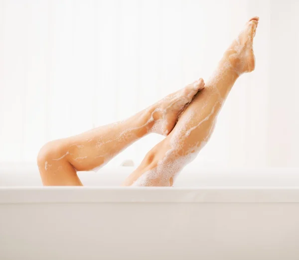 Primo piano su gambe di giovane donna in vasca da bagno — Foto Stock