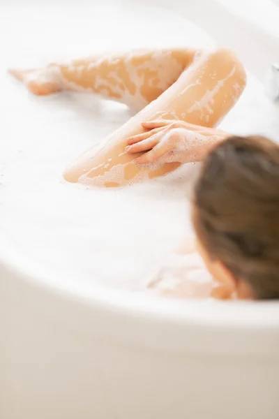 Junge Frau wäscht sich in Badewanne — Stockfoto