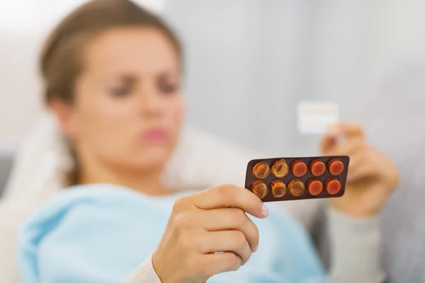Zbliżenie na młoda kobieta wybiera tabletki — Zdjęcie stockowe