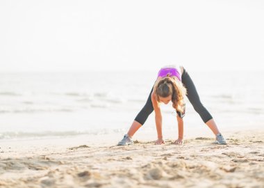 Sahilde uzanan sağlıklı genç kadın