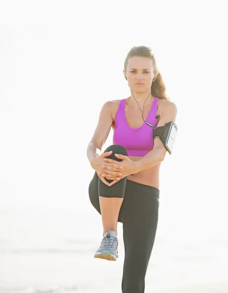 Fitness junge Frau dehnt sich im Freien — Stockfoto