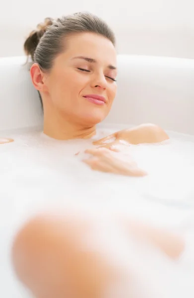 Glückliche junge Frau entspannt sich in Badewanne — Stockfoto