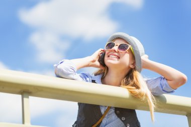 hipster cep telefonundan şehir sokak konuşuyor