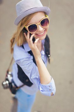 hipster cep telefonundan şehir sokak konuşuyor