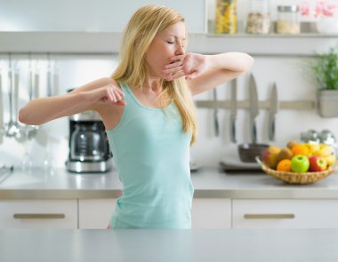 kadın mutfakta uykudan sonra germe