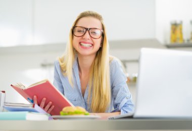 Mutfakta eğitim genç gülümseyen