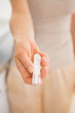 Hamilelik testi gösteren kadın