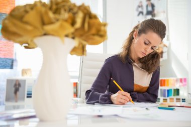 ofiste çalışan moda tasarımcısı