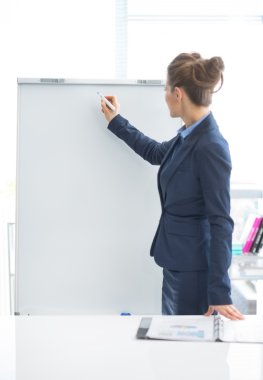 iş kadını Flipchart yazma