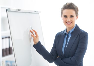 mutlu bir iş kadını flipchart yakınındaki