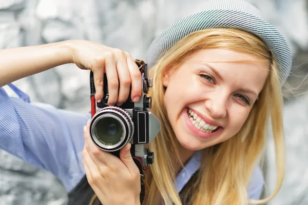 レトロな写真のカメラを持つ若いヒップスター — ストック写真