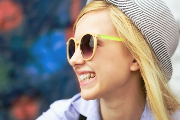 Glimlachend jonge hipster buitenshuis — Stockfoto