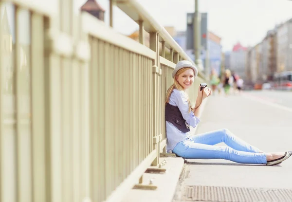 Hipster op stad straat met retro camera — Stockfoto