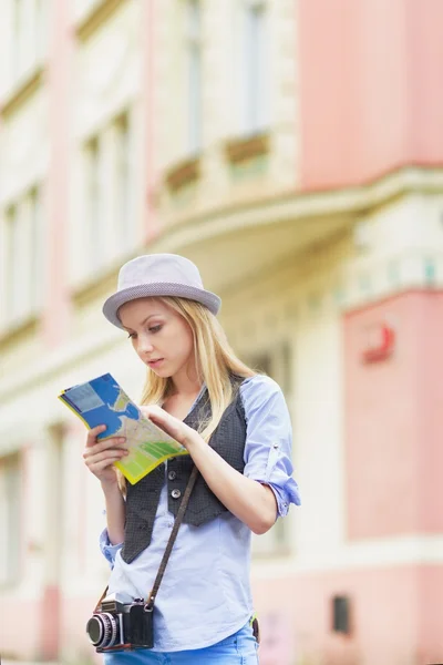 Donna turista con mappa — Foto Stock