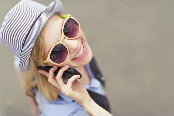 Хипстерская девушка говорит по мобильному телефону — стоковое фото