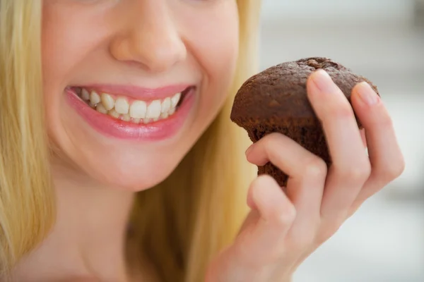 Mulher segurando bolo de chocolate — Fotografia de Stock