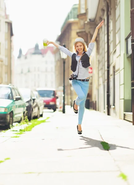 Junge Hipster zwinkern in der Stadt — Stockfoto