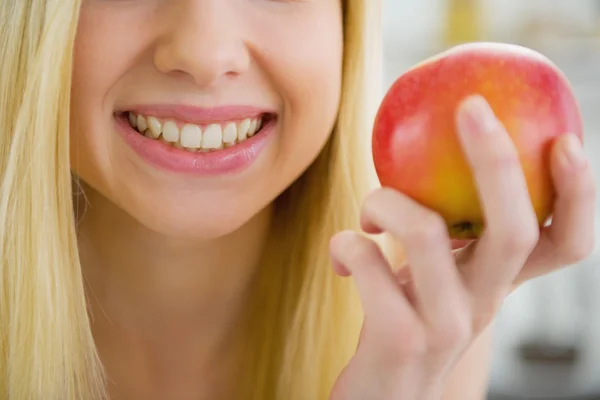 Ung kvinna som håller äpple — Stockfoto