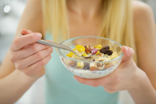 Frau isst gesundes Frühstück — Stockfoto