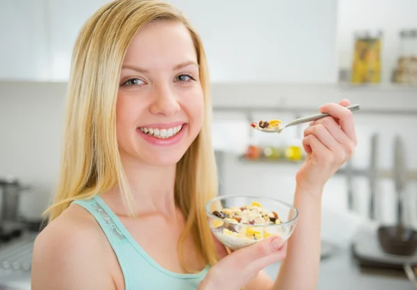 Mujer comiendo desayuno saludable —  Fotos de Stock