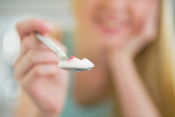 Donna che dà cucchiaio con yogurt — Foto Stock