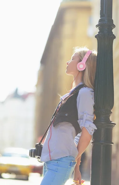 Mujer relajada escuchando música en la ciudad —  Fotos de Stock