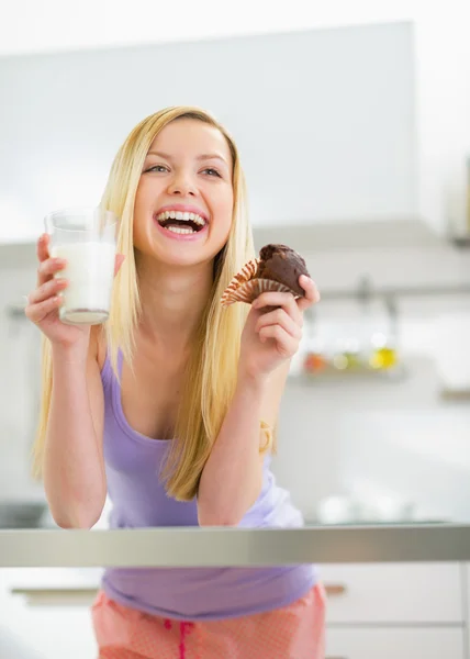 Женщина с молоком и шоколадным кексом — стоковое фото
