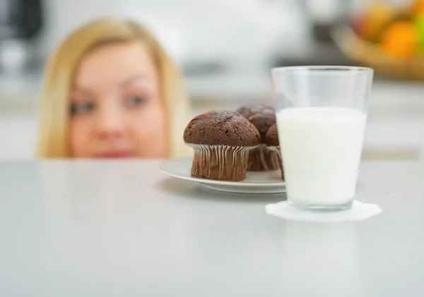 Muffin czekolady i młoda kobieta — Zdjęcie stockowe