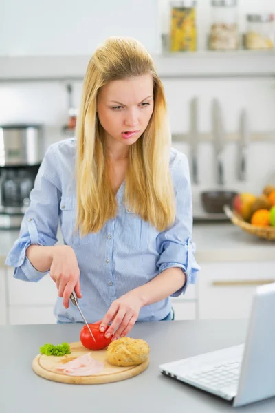 Kvinna att göra snacks — Stockfoto