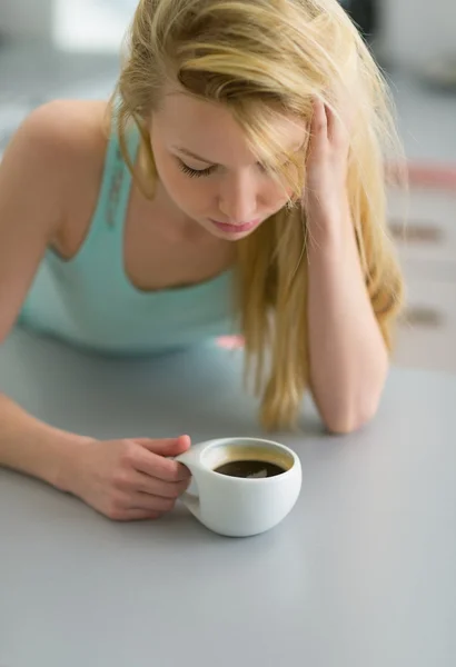 Kvinna med kaffe efter sömn — Stockfoto