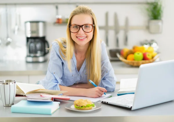 Vrouw studeren in keuken — Stockfoto