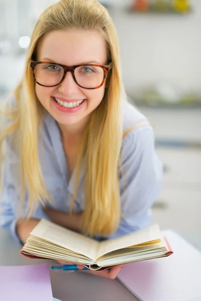 Mujer estudiando en cocina — Foto de Stock