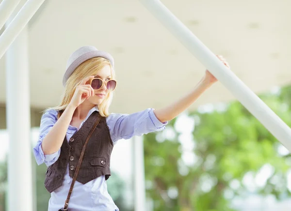 Jeune hipster suspendu dans la ville — Photo