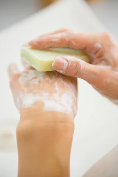 Žena ruce s mýdla — Stock fotografie